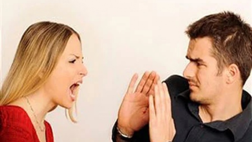 Vợ ngày càng thô lỗ, cục cằn, tôi cảm thấy bế tắc