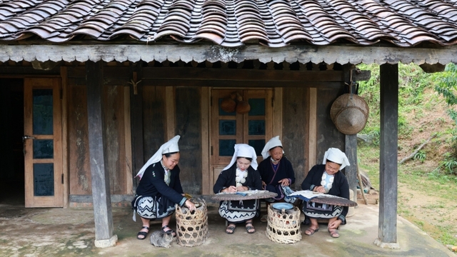 Độc đáo hoa văn sáp ong của những cô gái Dao Tiền