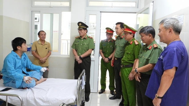 Dùng dao tấn công khiến 2 công an bị thương