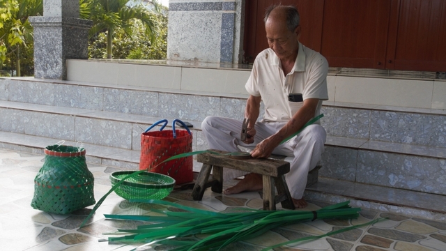 Cụ ông tái chế rác nhựa thành vật dụng hữu ích