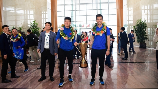 ĐT Việt Nam về nước sau chức vô địch ASEAN Cup, chuẩn bị tham dự lễ mừng công