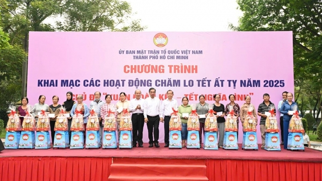 TP.HCM trao 200 ngàn suất quà “Xuân đoàn kết – Tết nghĩa tình”