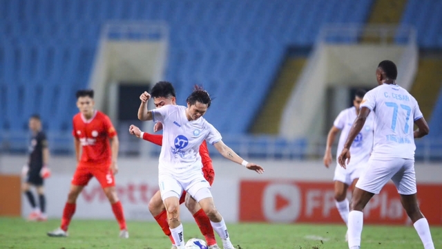 Nam Định lên ngôi đầu bảng, HLV Vũ Hồng Việt đặc biệt khen ngợi một cái tên