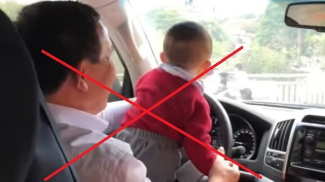 Cho trẻ em lái ô tô hoặc bồng con trên xe ô tô là tự rước hiểm họa