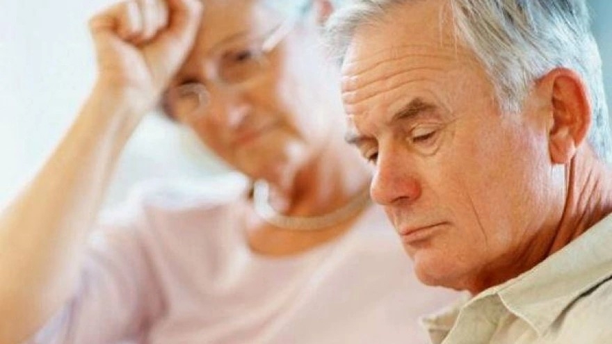 Bị vợ chê, U70 tìm đủ cách khắc phục tình trạng "trên bảo dưới không nghe"