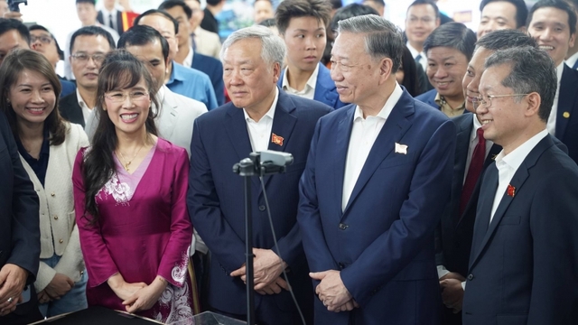 Tổng Bí thư Tô Lâm tham quan Ngân hàng Số Vikki