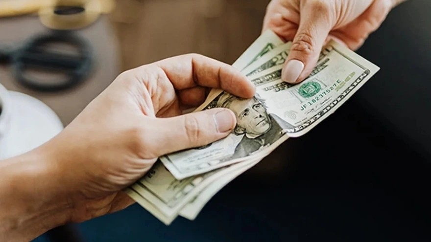 Chồng đem tiền cho gái