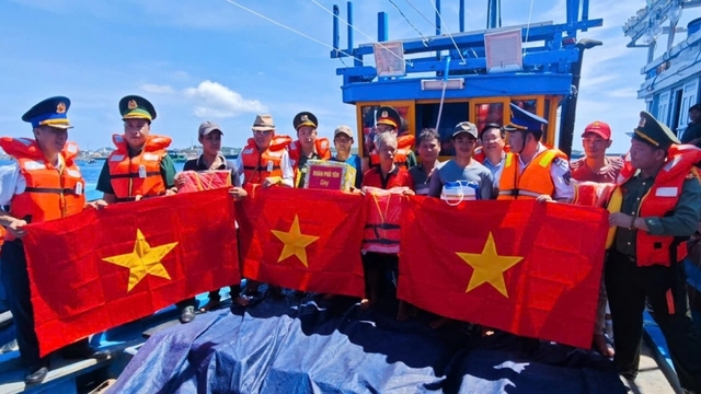 Vùng Cảnh sát biển 3 tuyên truyền pháp luật cho ngư dân huyện đảo Phú Quý