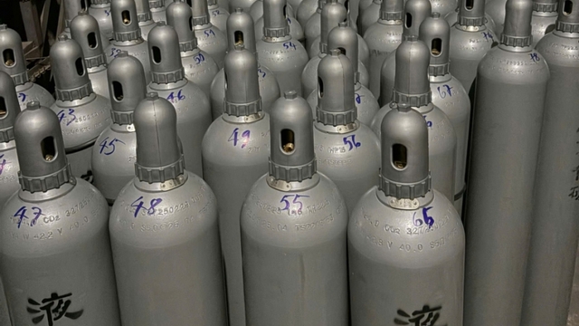 Tạm giữ trên 3 tấn "khí cười" NO2 không rõ nguồn gốc ở Bắc Ninh