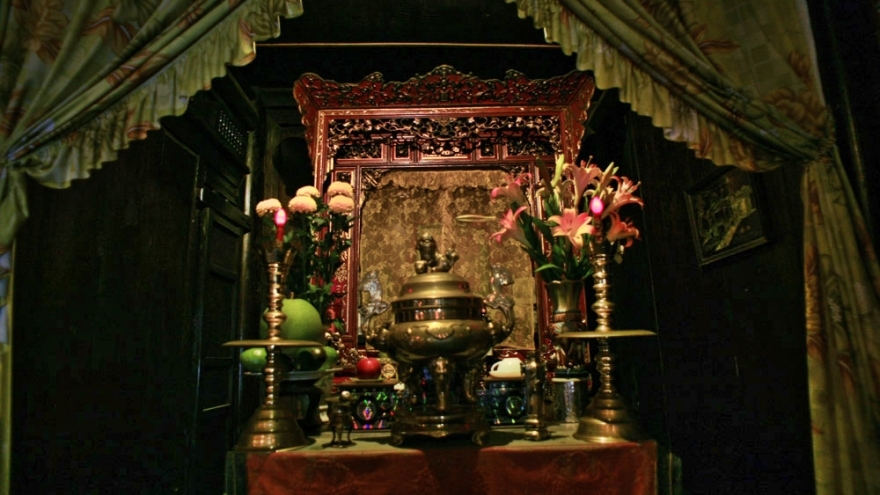 Con gái có nên thờ cúng bố đẻ khi ông chưa từng quan tâm, chăm sóc tôi?