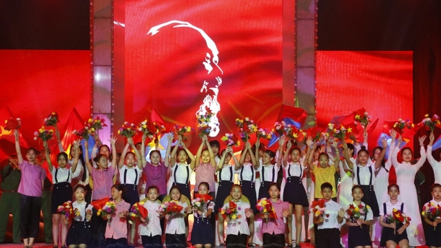 Cầu truyền hình "Vang mãi khúc khải hoàn" tái hiện trang sử hào hùng của dân tộc