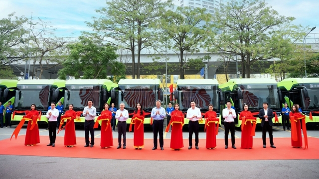 Hà Nội đưa 17 xe buýt điện VinFast vào vận hành tuyến buýt số 34