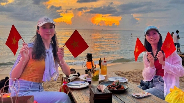 Sunset Beach Phú Quốc rực rỡ chào mừng đại lễ 50 năm Giải phóng miền Nam