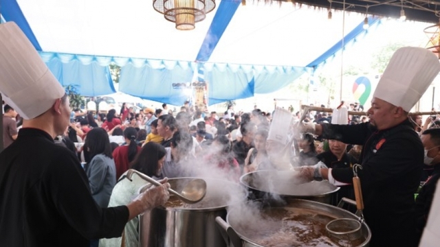 6.000 bát phở chiêu đãi thực khách tại Lễ hội Phở làng Vân Cù, Nam Định
