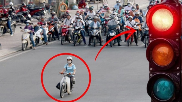 Vì sao đèn "đang xanh nhảy sang đỏ và delay nhiều giây"?