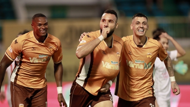 Những cầu thủ bị treo giò vòng 23 V-League 2024/2025: SLNA và HAGL “méo mặt”