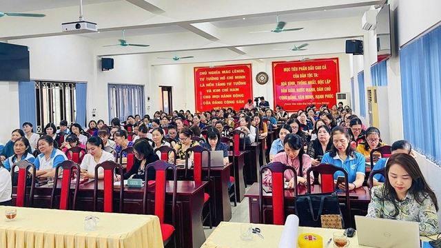 Nhiều người biết dùng AI soạn phát biểu, làm thơ qua "Bình dân học vụ số"