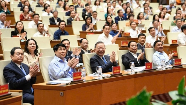 Bộ Chính trị yêu cầu kiên quyết xử lý sai phạm trong công tác cán bộ khi sắp xếp