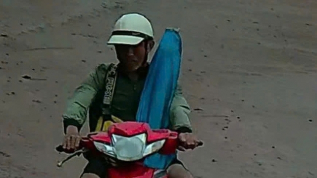 Truy bắt nghi phạm trộm xe máy, rút dao đâm hai công an xã