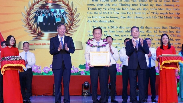Các địa phương tuyên dương tập thể, cá nhân tiêu biểu trong học tập và làm theo Bác