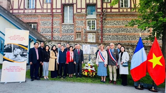 Dâng hoa tưởng niệm Chủ tịch Hồ Chí Minh tại Sainte-Adresse, Pháp