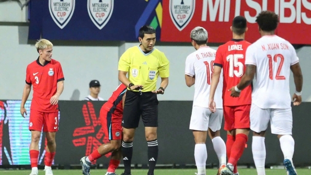 Trọng tài ngoại ''mới toanh'' điều khiển trận cầu tâm điểm vòng 24 V-League