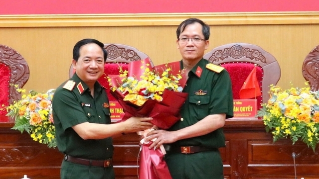 Đại tá Lương Đình Chung tiếp nhận nhiệm vụ Chính ủy Quân khu 5