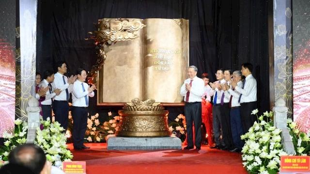 Tổng Bí thư Tô Lâm thăm tặng quà các gia đình chính sách, người có công ở Nghệ An