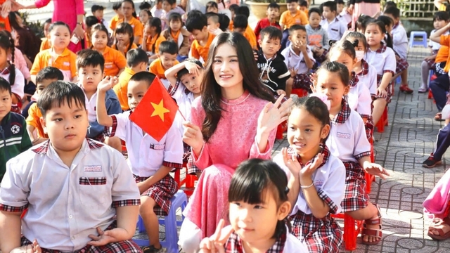 Hoa hậu Ý Nhi vào top 8 Dự án nhân ái tại Miss World
