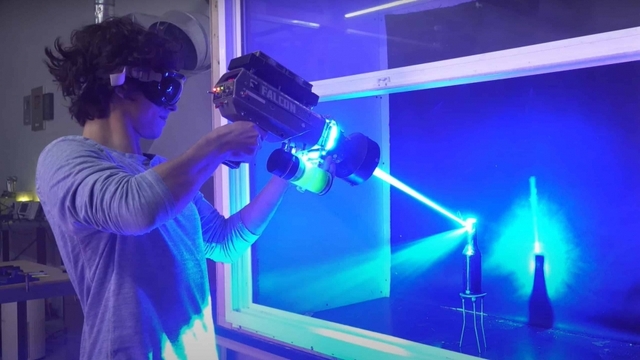 Một YouTuber chế tạo máy laser cầm tay mạnh nhất thế giới