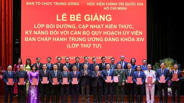 Bế giảng Lớp bồi dưỡng cán bộ quy hoạch Ủy viên Trung ương khóa XIV