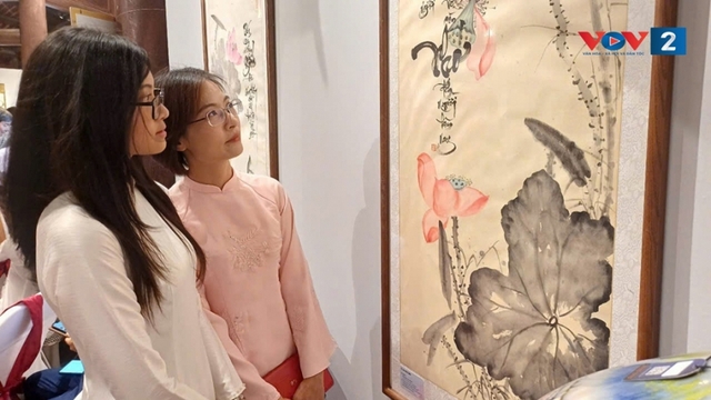 Nhiều trải nghiệm thú vị với trưng bày chuyên đề "Không gian văn hóa Sen và Kiều"