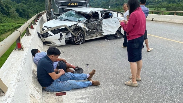 Xe tải đâm xe con trên đường Hồ Chí Minh, 1 người tử vong