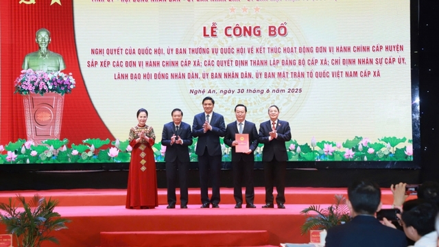 Công bố tổ chức bộ máy, nhân sự 130 xã, phường ở Nghệ An