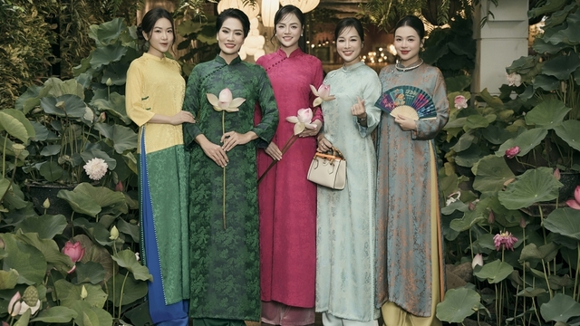 Thu Quỳnh – Thanh Hương nền nã trong áo dài lụa gấm