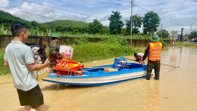 Nghệ An huy động hàng nghìn cán bộ, chiến sĩ hỗ trợ người dân vùng lũ