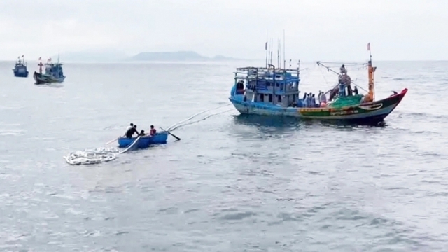 Một tàu cá của ngư dân Quảng Ngãi mắc cạn vùng biển Lý Sơn