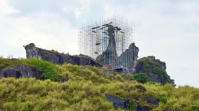 Thanh Hóa: Gia cố giàn giáo Hòn Vọng Phu ứng phó bão số 3