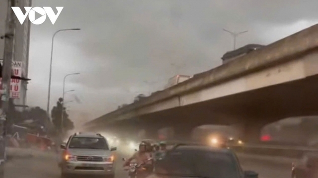 Hà Nội cảnh báo dông, mưa lớn cục bộ trong vài giờ tới