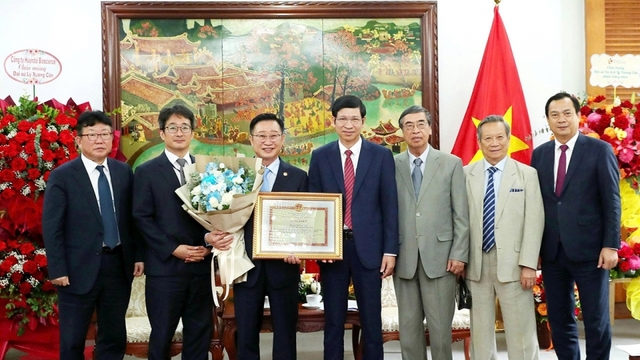 Trao Bằng khen cho Đại sứ du lịch Lý Xương Căn, hậu duệ của vua Lý Thái Tổ