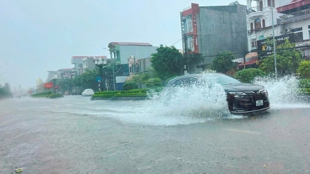 Nhiều tuyến phố ở Hưng Yên ngập cục bộ sau cơn mưa lớn
