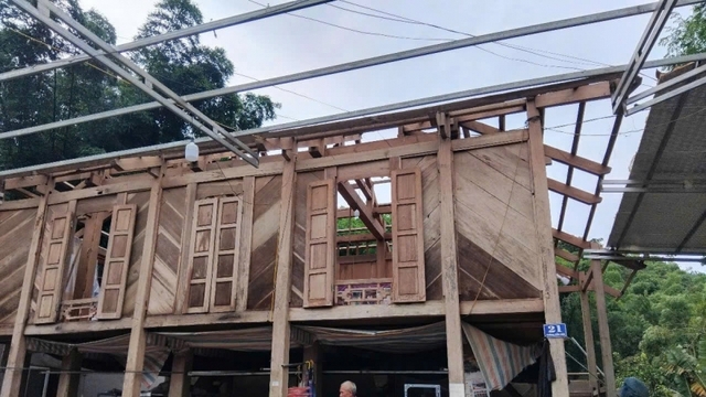 Bão số 3 chưa vào đất liền, hàng trăm ngôi nhà ở Thanh Hóa đã bị tốc mái
