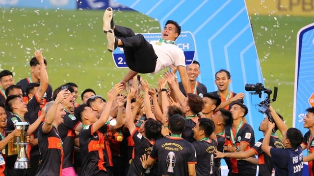 Tân binh V-League 2025/2026 chia tay huấn luyện viên