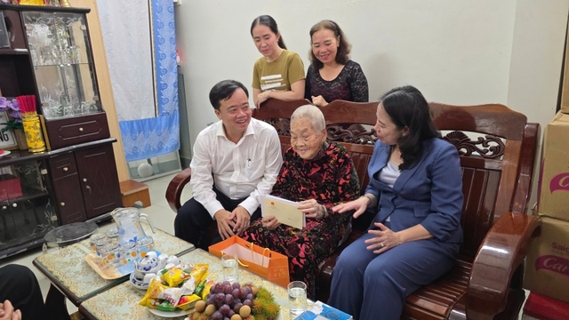 Phó Chủ tịch nước Võ Thị Ánh Xuân thăm, tặng quà người có công ở Cà Mau