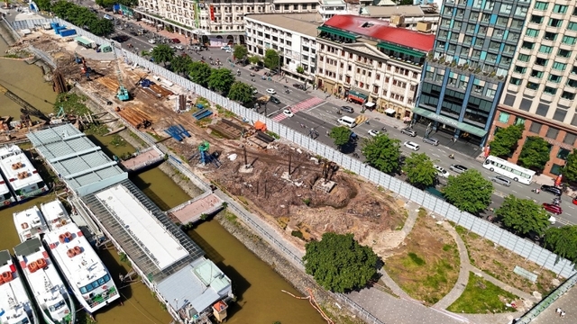 Hối hả trên công trình cầu đi bộ qua sông Sài Gòn