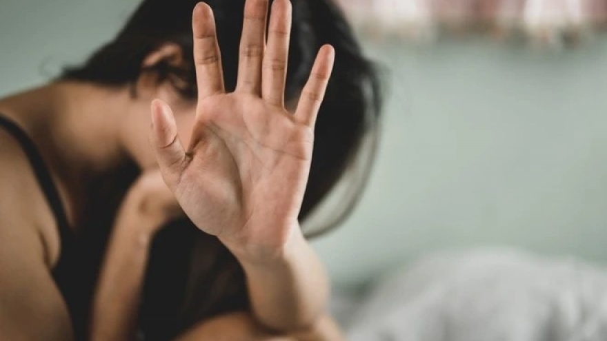 U50 "lỡ dại đi quá xa" chỉ vì một bức ảnh tình cảm với đồng nghiệp