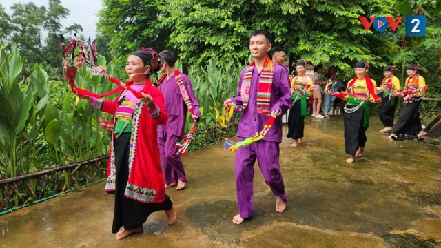 Vui lễ hội thưởng hoa của đồng bào Mường tại ngôi nhà chung
