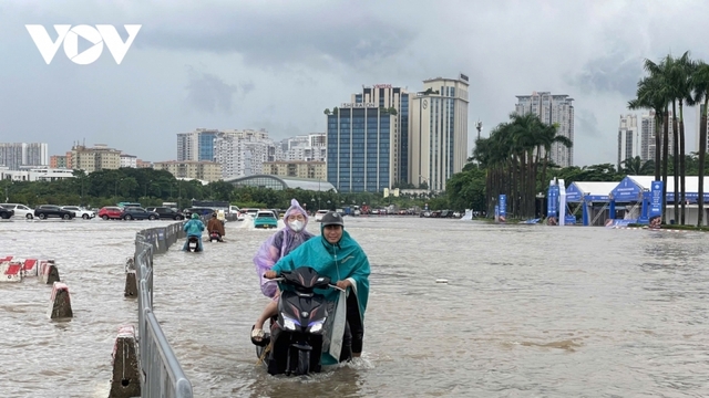 Hà Nội ngập sâu: Tiểu thương buồn mất trắng, dân văn phòng lo trừ lương