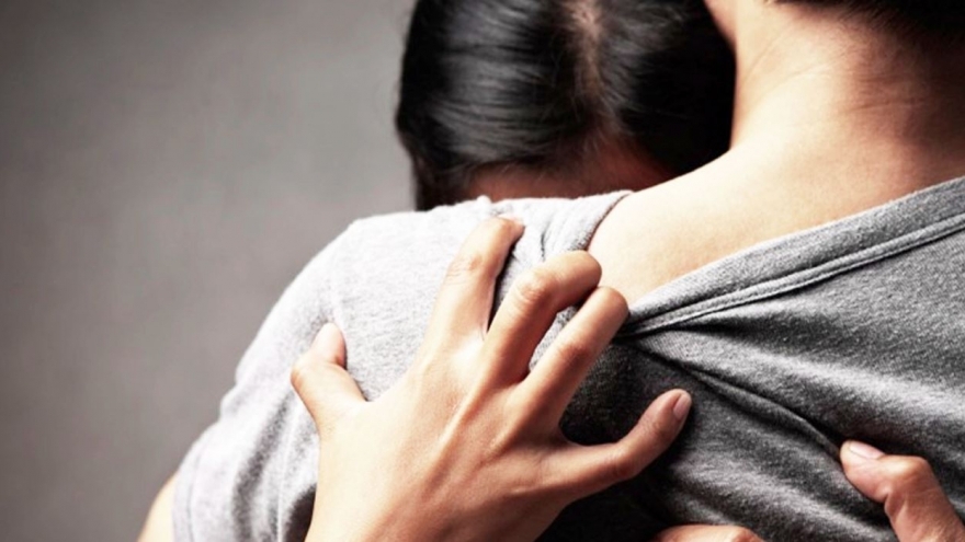 Chồng là cai thầu xây dựng và ngoại tình với thợ phụ vữa