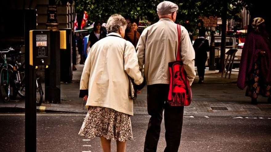 Quan hệ vợ chồng "tuổi xế chiều" chuyển qua tình đồng chí